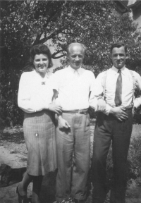 Tatínek pamětníka (uprostřed) s přáteli Bukáčkovými, 1940