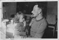 S otcem, 1943