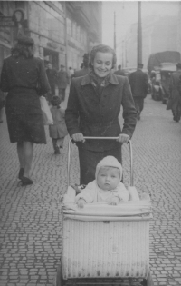 Maminka Helena s malým Petrem v kočárku, Praha listopad 1947