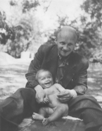 The witness with his father, 1947 