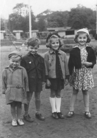 Zleva bratr pamětníka, Petr Závodský, Hana a Jiřina Hromádkovi na Matějské pouti, Praha, 1953