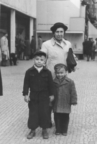 S Jožkou Mynaříkovou, "tetou", která se o bratry Závodské starala, Praha, duben 1953
