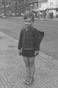 Petr Závodský – první školní den; fotografie pro tatínka do vězení, Praha, 1953