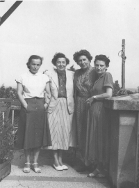 Maminčiny kamarádky, zleva: maminka Helena Závodská, Alice Glasnerová, Giesel Kischová, Dora Kleinová, 1956 foceno na balkoně ve Střešovicích U Labolatoře 11