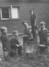 Petr (druhý zleva), v létě na chatě strýce Odona, 1957