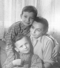 S bratrem a maminkou, Praha, 1958