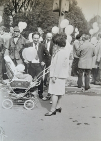 1. máj, vnučka Katka v kočárku, 1978