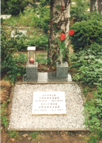 The grave of his parents Osvald and Helena Závodský in Strašnice, 1997 