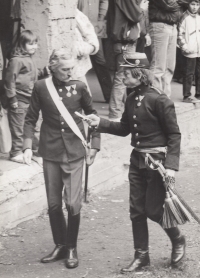 Karel Kulhavý (vpravo) s Jiřím Schwabem při střelbách v Josefově, 80. léta