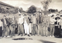 Karel Kulhavý (pátý zleva) se účastnil inscenace bitvy u Kolína, cca 1985