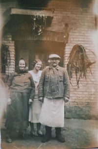 S otcem Rudolfem Fibichem a matkou Františkou Fibichovou (roz. Holíkovou), 1934