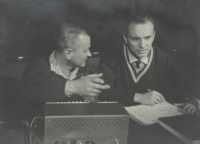 Vpravo Miloslav Nekvasil s mistrem osvětlení Oldřichem Malým (60.léta)