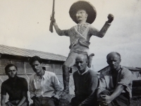 Tatínek Osvald Závodský (vpravo), koncentrační tábor Gurs, 1939