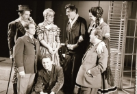 Miloslav Nekvasil jako asistent režie s kolegy - Karel Průša (Mumlal, hajný), Jan Hlavsa (Ladislav Podhajský), Milada Šafránková (Karolina), dirigent Josef Kuchinka, Bronislava Taufrová (Anežka) a režisér Ilja Hylas – NDM, zkouška Dvě vdovy, 1958
