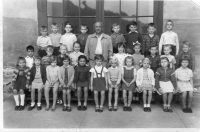 Foto ze 2. třídy na Úvoze, Jiří Matouš v poslední řadě první napravo od učitele, 1958