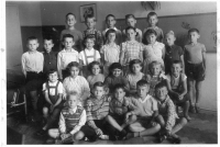 Photo from the 4th grade at Úvoz, Jiří Matouš in the last row, second from the right, 1959–1960