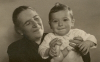 Malý Pavel Hoffmann s babičkou Keleti, rok 1940