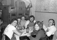 Milan Bouška (třetí zprava) v hospodě Hnáta, 1976