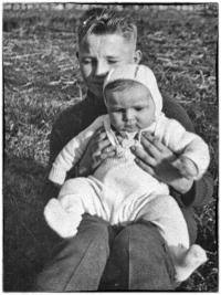 Se starším bratrem Františkem v roce 1955