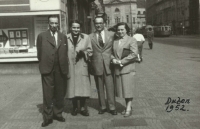 Dědeček a teta s rodiči pamětníka v roce 1952