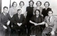 Flusserovi, rodina matky pamětníka asi v roce 1930. Alice Krausová v druhé řadě zcela vpravo
