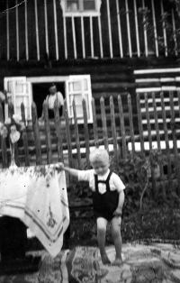 Před rodným domem (v okně stojí pamětníkův otec), cca 1941