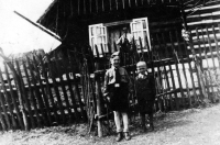 S bratrem Eduardem (v uniformě Hitlerjugend) před rodným domem, v okně otec Pavel, cca 1941