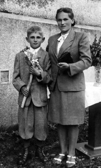 S nevlastní matkou Marií, první svaté přijímání, cca 1948