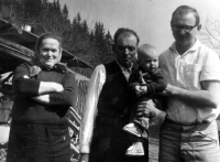 Se synem Pavlem, otcem a nevlastní matkou, cca 1963
