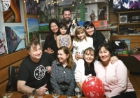 Růžena Teschinská (druhá zprava) kolem roku 2020 s rodinou, nalevo od ní sedí dcera Inka a zeť Petr Urban, kreslíř a humorista