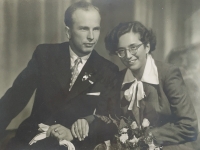 Svatební fotografie pana Hercla s paní Zdeňkou Klímovou z r. 1954.  Ze svatby v Praze-Vinohradech.