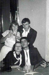Maturitní ples SPŠ Na Třebešíně, Pavel Kmoch vpravo dole, rok 1987