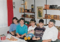 Jedna z posledních fotek s rodinou v domě v Polabci u Poděbrad před rozvodem