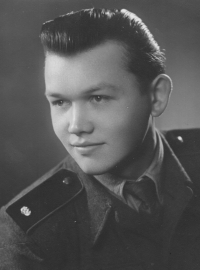 Bratr pamětnice František Hrůza, který s ní přišel do Čech. Snímek v době jeho vojenské služby, r. 1957-1958