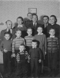 Rodina Sauerova, Černíkova, Jelínkova (manželé zcela vpravo), snímek pořízen zhruba po devíti letech od příjezdu do Čech