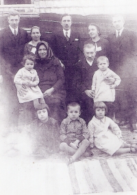 Rodina Jakubovských z Božovic v Rumunsku. Vlevo stojí rodiče pamětnice a před nimi na klíně své babičky sedí jejich dcera Berta, první pol. 30. let