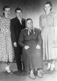 Zleva sestra Hilda, bratr Herman, maminka a Berta, přibližně rok 1949