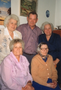 Vlevo nahoře Jelínková Berta spolu se svými sourozenci Hermanem, Marií a Hildou po roce 2000. Vpravo dole sedí jejich maminka, která se dožila věku 92 let