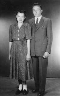Spolu se svým manželem Petrem Jelínkem ze Sv. Heleny, začátek 50. let