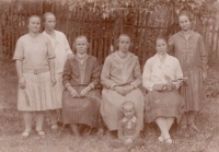 Maminka (druhá zprava v bílé košili) spolu s dalšími sestrami, Berzáska v Rumunsku, 20. léta
