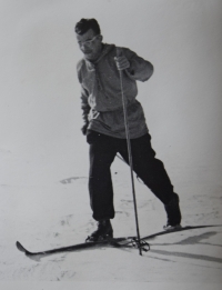 Jiří Marhan na běžeckém výcviku na Luční, březen 1955