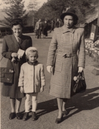 Pamětnice s matkou a babičkou, 1947