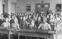 Pamětnice v roce 1954, čtvrtá třída, první lavice, první zprava