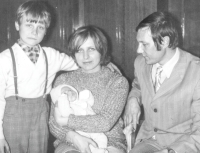 Rodiče pamětnice a bratři Jiří (1964) a Daniel, 1972