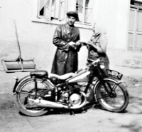 Tatínek Václav Stránský a jeho motocykl, 30. léta