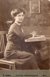 Babička pamětnice Marta Skrzipiecová se svým manželem Philipem přišla z Polska za prací do zinkovny v Chudeřicích. 1913 