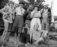 Na Kamýku, soukromá akce party přátel, Tanec na mlatě, pamětnice první zleva, manžel Jiří sedí na zemi, 1981