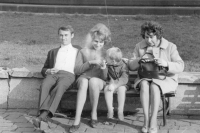 Pamětnice s matkou a bratrem Petrem, rok 1965