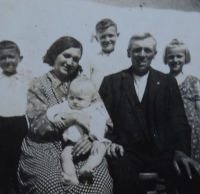 Ladislav (vlevo) s rodiči a sourozenci, 1939