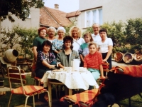Lizzy u Buchalů na zahradě i se dvěma dcerami